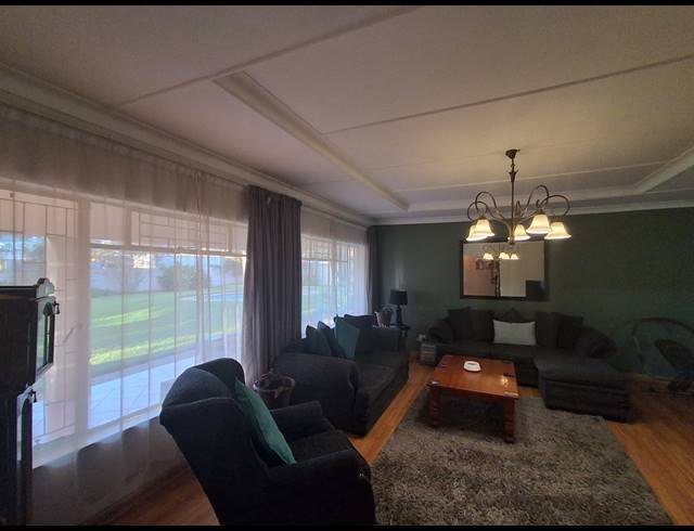 4 BEDROOM FREESTANDING FOR SALE IN FLAMWOOD